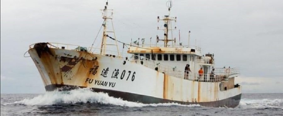 Bateau de pêche chinois en mer.