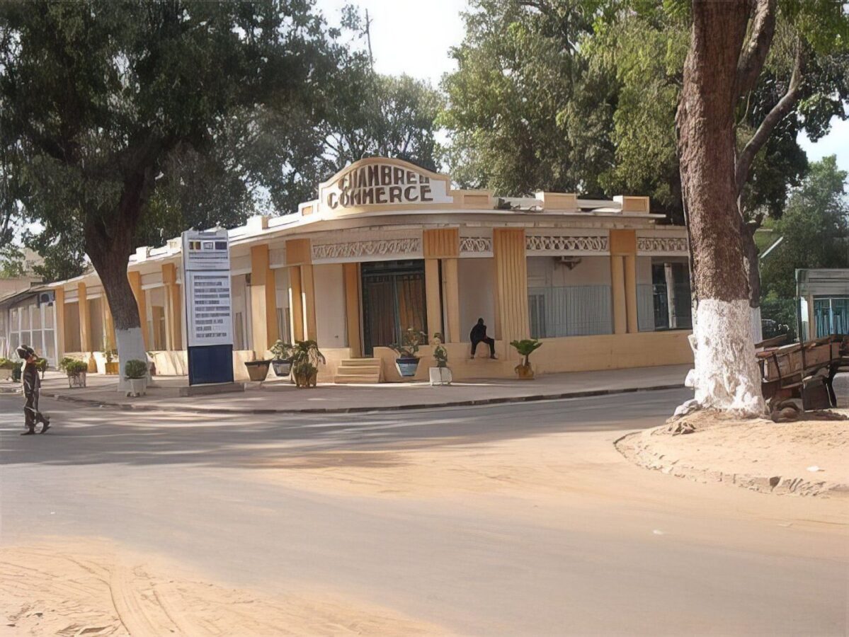Bâtiment de la Chambre de Commerce de Thiès, Sénégal, avec son architecture coloniale distincte.