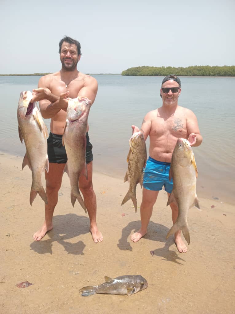 Deux pêcheurs sur la plage avec plusieurs gros capitaines – séjour pêche sportive au Sénégal avec Téranga Découvertes