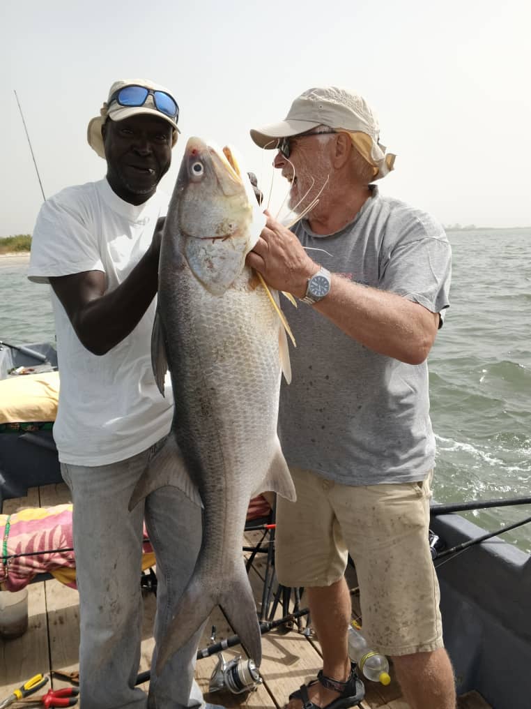 Delta Sine Saloum — Téranga Découvertes delta Sine Saloum — guide et pêcheur gros capitaine Sénégal
